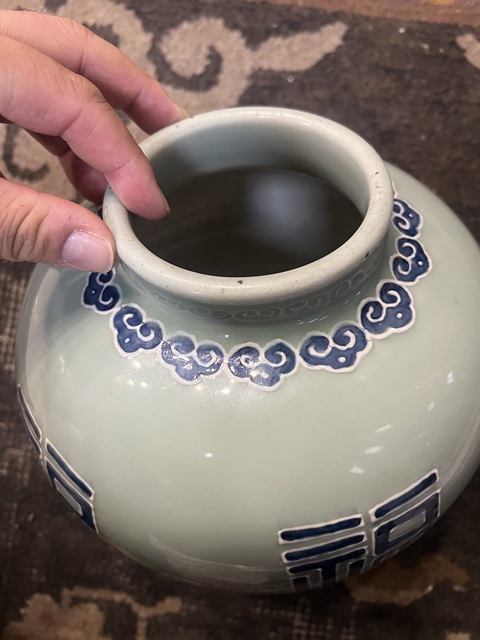 古玩陶瓷豆青釉青花堆白吉語紋罐真品鑒賞圖