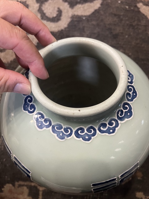 古玩陶瓷豆青釉青花堆白吉語紋罐真品鑒賞圖