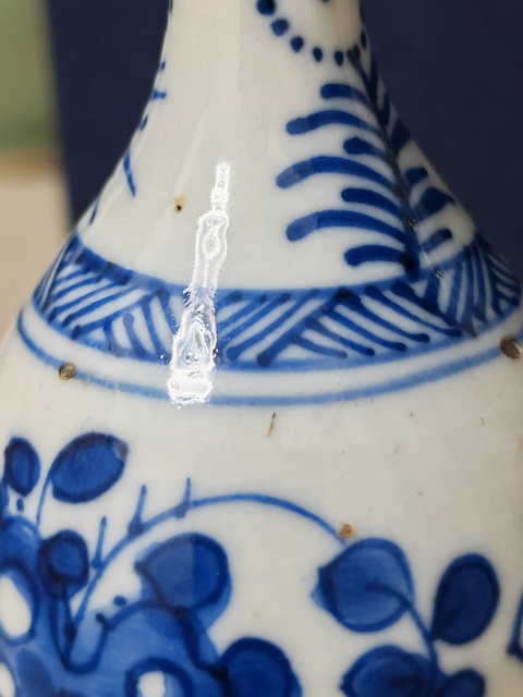 古玩陶瓷青花洞石菊花紋膽瓶真品鑒賞圖