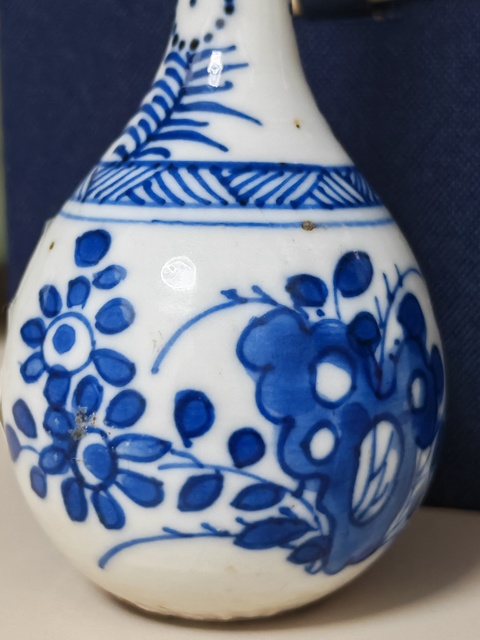 古玩陶瓷青花洞石菊花紋膽瓶真品鑒賞圖