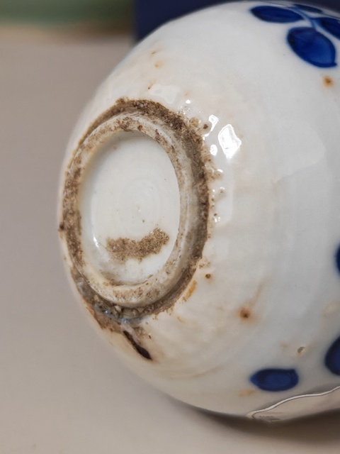 古玩陶瓷青花洞石菊花紋膽瓶真品鑒賞圖