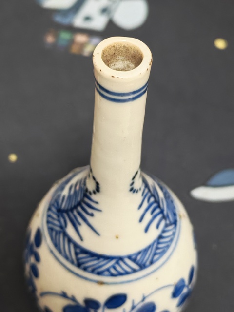 古玩陶瓷青花洞石菊花紋膽瓶真品鑒賞圖