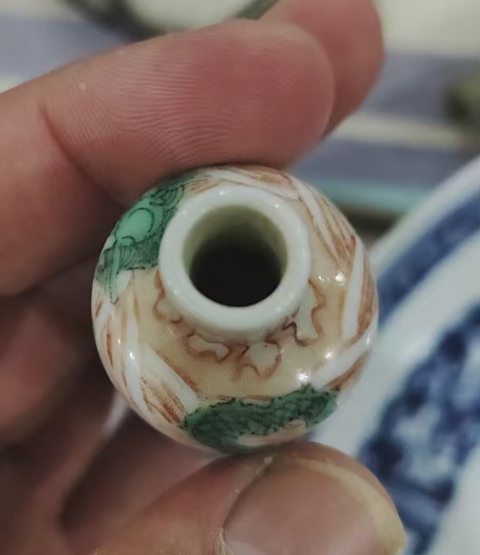 古玩陶瓷海水龍紋鼻煙壺真品鑒賞圖