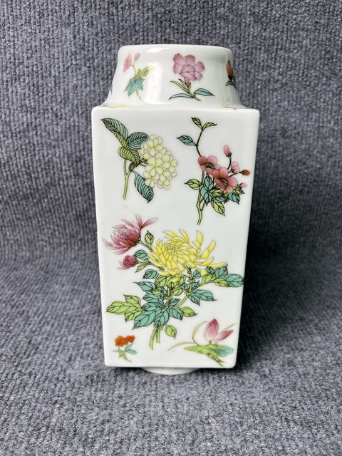 古玩陶瓷粉彩花卉紋琮式瓶真品鑒賞圖