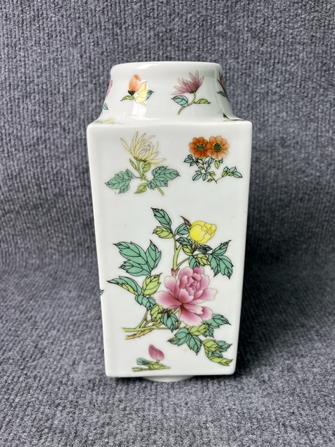 古玩陶瓷粉彩花卉紋琮式瓶真品鑒賞圖