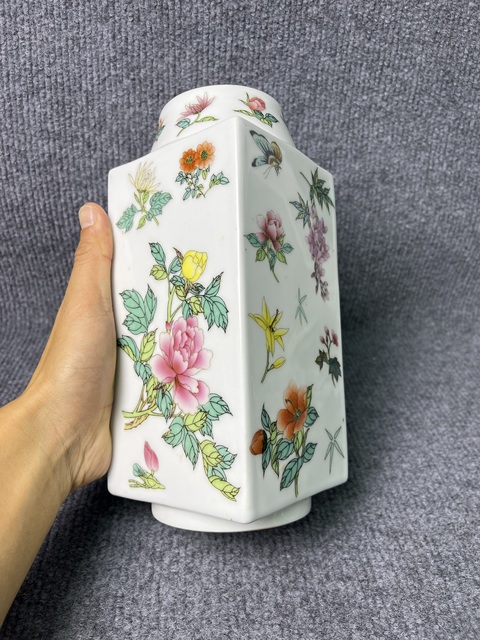 古玩陶瓷粉彩花卉紋琮式瓶真品鑒賞圖