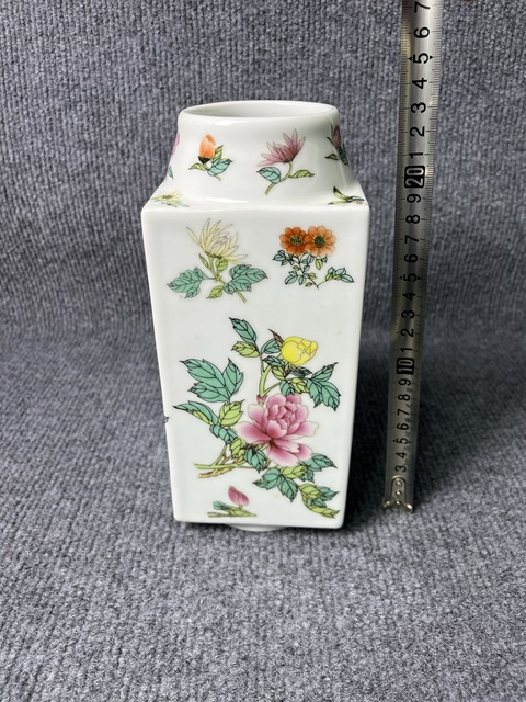 古玩陶瓷粉彩花卉紋琮式瓶真品鑒賞圖