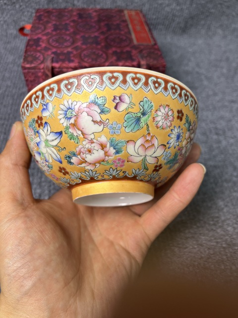 古玩陶瓷蛋殼瓷薄胎花卉紋碗真品鑒賞圖