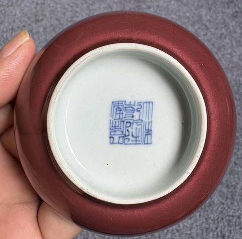 古玩陶瓷霽紅釉盤真品鑒賞圖