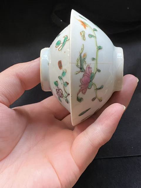 古玩陶瓷花卉紋粉彩蓋碗真品鑒賞圖