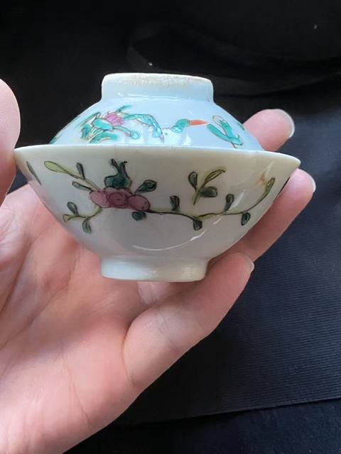 古玩陶瓷花卉紋粉彩蓋碗真品鑒賞圖