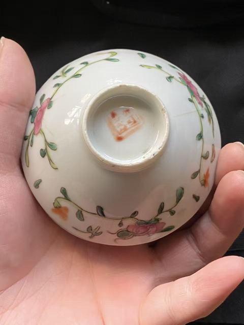 古玩陶瓷花卉紋粉彩蓋碗真品鑒賞圖