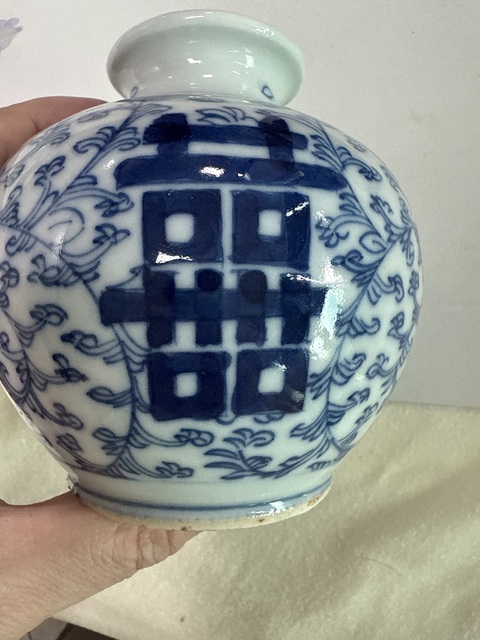 古玩陶瓷青花淡描花卉紋喜字罐真品鑒賞圖