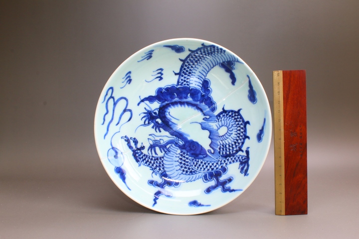 古玩陶瓷清雍正·青花過墻龍紋盤真品鑒賞圖