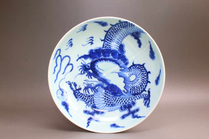 古玩陶瓷清雍正·青花過墻龍紋盤真品鑒賞圖