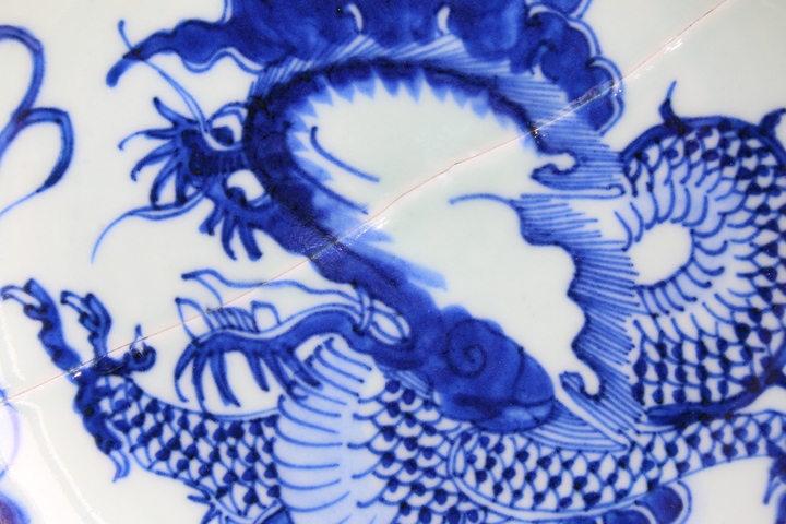 古玩陶瓷清雍正·青花過墻龍紋盤真品鑒賞圖