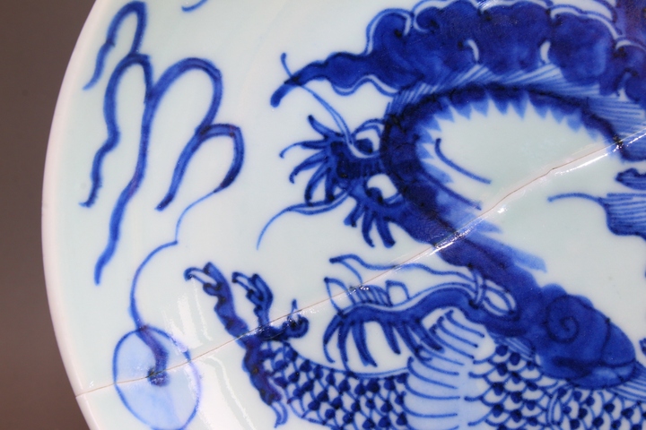 古玩陶瓷清雍正·青花過墻龍紋盤真品鑒賞圖