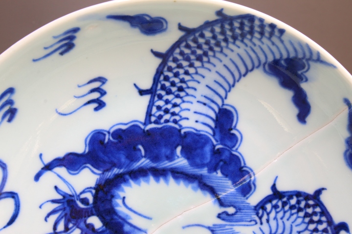 古玩陶瓷清雍正·青花過墻龍紋盤真品鑒賞圖