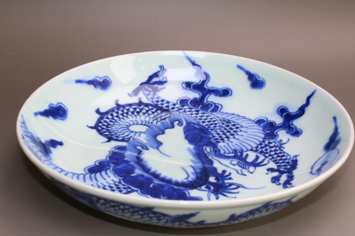 古玩陶瓷清雍正·青花過墻龍紋盤真品鑒賞圖