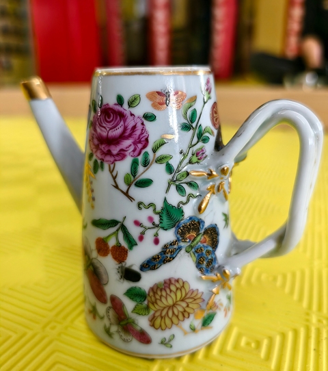 古玩陶瓷清晚期 廣彩花卉紋執(zhí)壺真品鑒賞圖