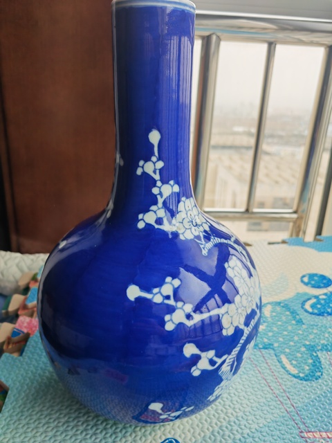 古玩陶瓷青花留白冰梅紋天球瓶真品鑒賞圖