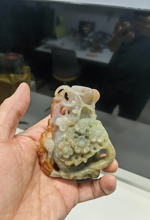 古玩玉器翡翠雕“喜上眉梢”擺件真品鑒賞圖