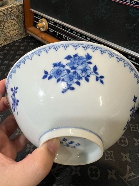 古玩陶瓷花卉紋青花碗真品鑒賞圖