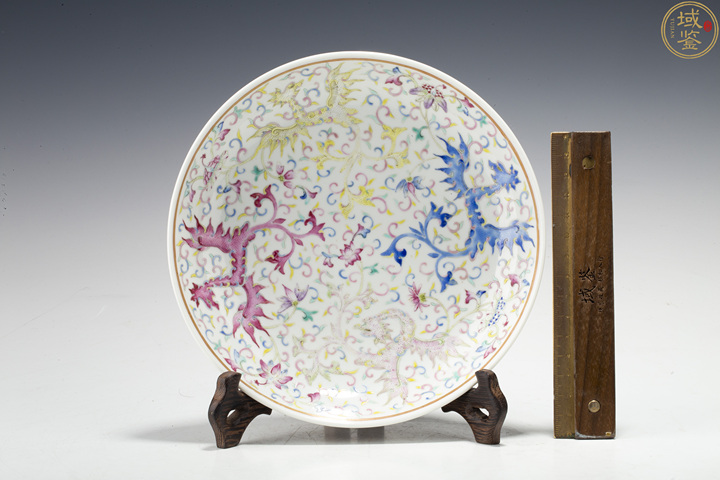 古玩陶瓷夔鳳紋粉彩盤真品鑒賞圖