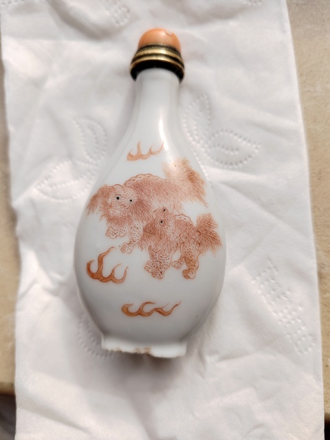 古玩陶瓷清末民初礬紅三世同堂鼻煙壺真品鑒賞圖