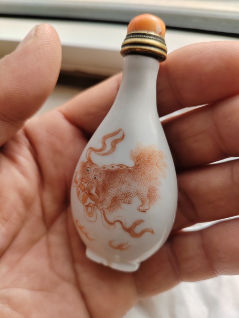 古玩陶瓷清末民初礬紅三世同堂鼻煙壺真品鑒賞圖