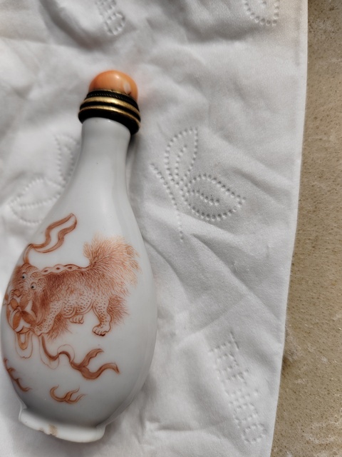 古玩陶瓷清末民初礬紅三世同堂鼻煙壺真品鑒賞圖