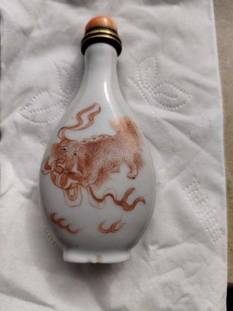 古玩陶瓷清末民初礬紅三世同堂鼻煙壺真品鑒賞圖