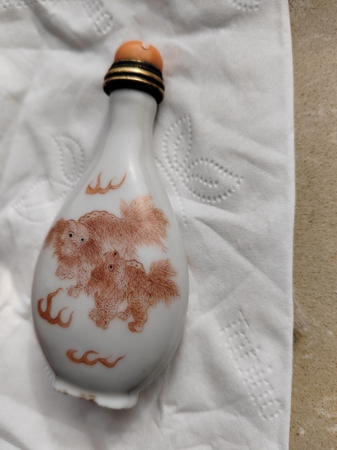 古玩陶瓷清末民初礬紅三世同堂鼻煙壺真品鑒賞圖