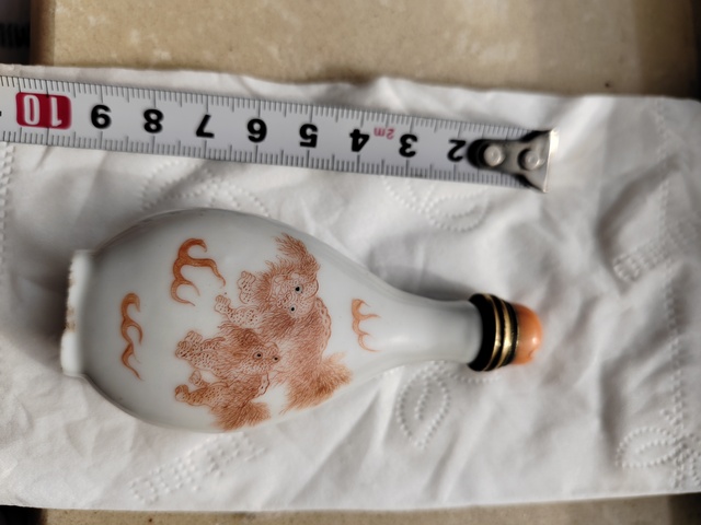 古玩陶瓷清末民初礬紅三世同堂鼻煙壺真品鑒賞圖