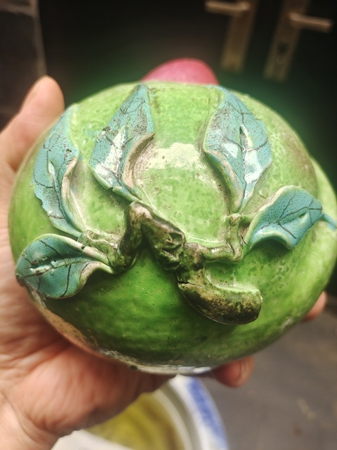 古玩陶瓷粉彩壽桃擺件真品鑒賞圖