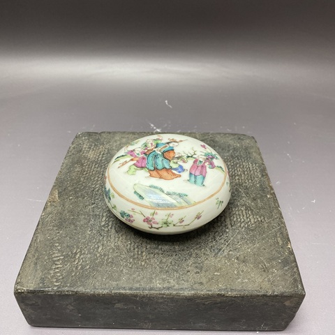 古玩陶瓷人物紋粉彩蓋盒真品鑒賞圖