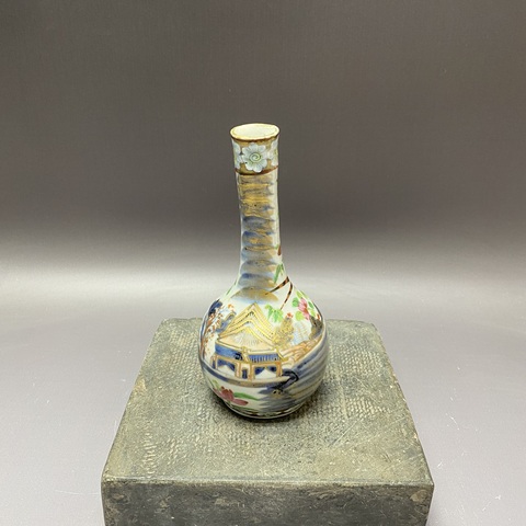 古玩陶瓷青花廣彩花蝶紋長頸瓶真品鑒賞圖