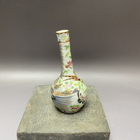 古玩陶瓷青花廣彩花蝶紋長頸瓶真品鑒賞圖