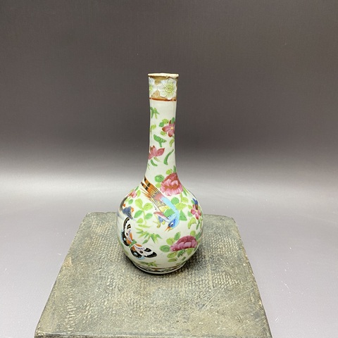 古玩陶瓷青花廣彩花蝶紋長頸瓶真品鑒賞圖