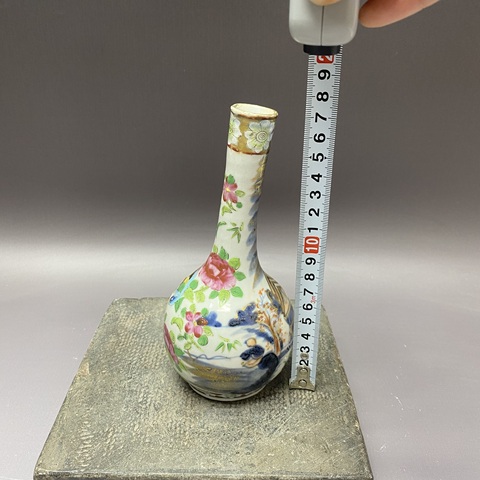 古玩陶瓷青花廣彩花蝶紋長頸瓶真品鑒賞圖