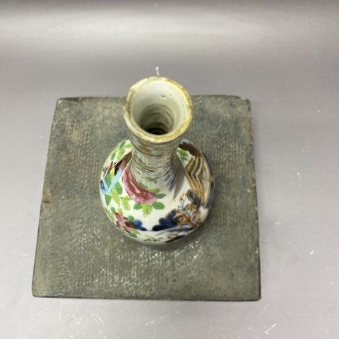 古玩陶瓷青花廣彩花蝶紋長頸瓶真品鑒賞圖