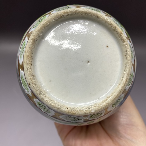 古玩陶瓷青花廣彩花蝶紋長頸瓶真品鑒賞圖