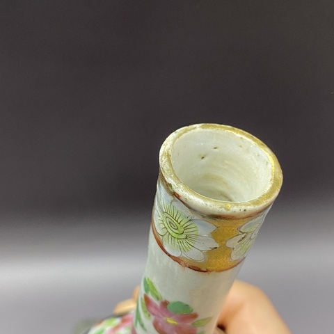 古玩陶瓷青花廣彩花蝶紋長頸瓶真品鑒賞圖