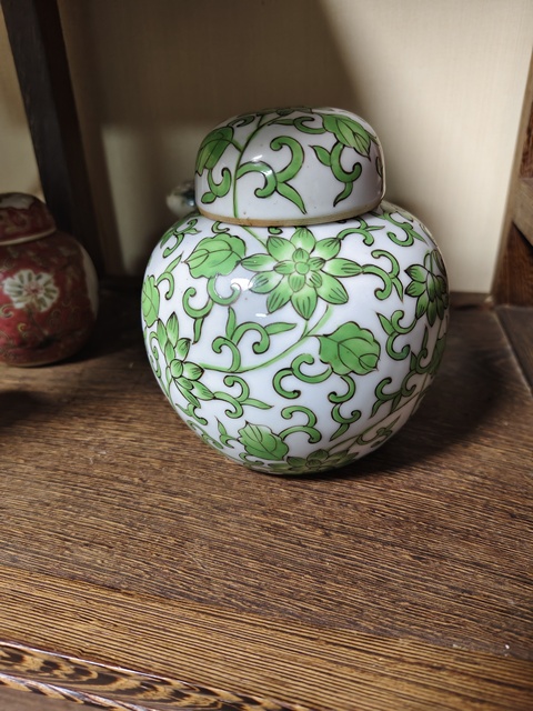 古玩陶瓷花卉紋綠彩蓋罐真品鑒賞圖