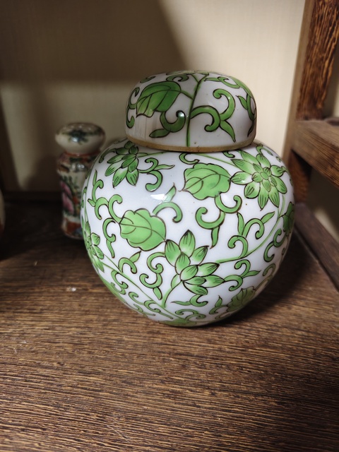 古玩陶瓷花卉紋綠彩蓋罐真品鑒賞圖