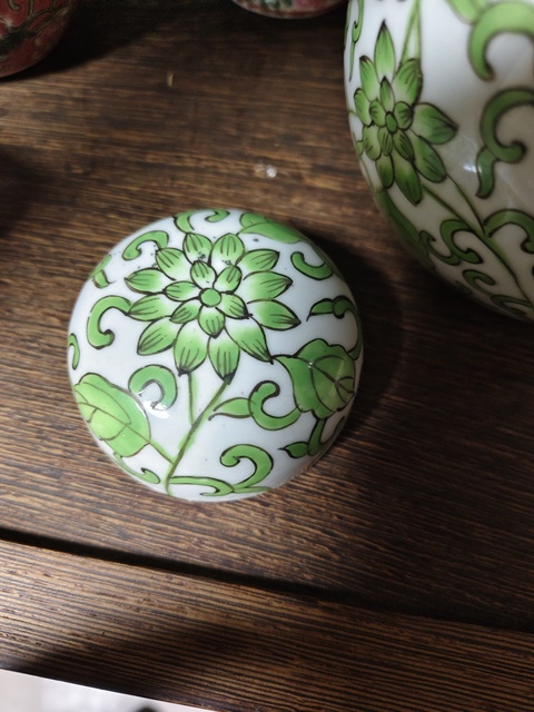 古玩陶瓷花卉紋綠彩蓋罐真品鑒賞圖