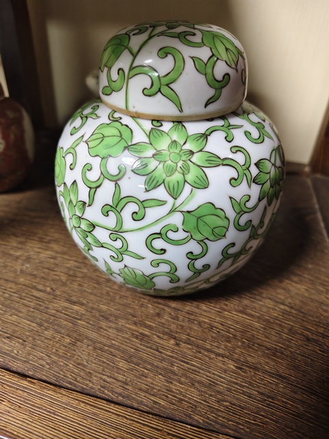 古玩陶瓷花卉紋綠彩蓋罐真品鑒賞圖