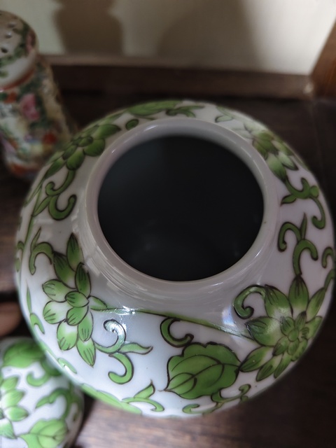 古玩陶瓷花卉紋綠彩蓋罐真品鑒賞圖