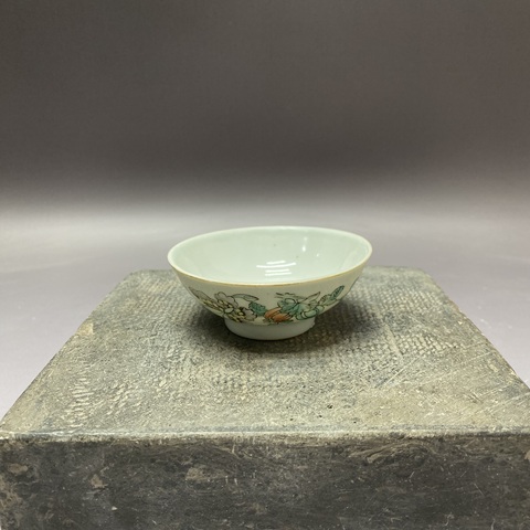 古玩陶瓷瓜蝶連綿粉彩小碗真品鑒賞圖