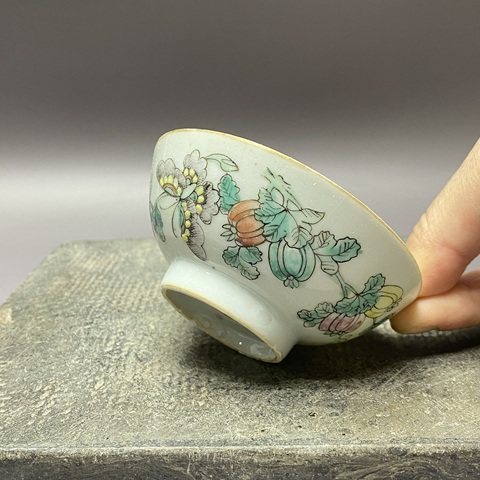 古玩陶瓷瓜蝶連綿粉彩小碗真品鑒賞圖